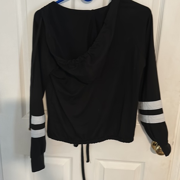 no boundaries black hoodie with detail at neck and white stripes on sleeves - Picture 7 of 13